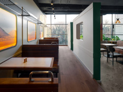 Estetiku indického vlaku umocňují dřevěné lavice i odkládací police nad "okénky". (Bombay Express; Studio archicraft)