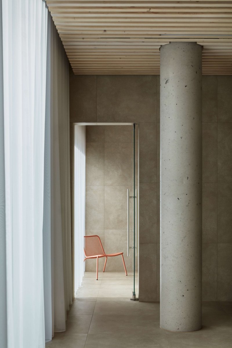 Wellness centrum lázní Aurora v Třeboni, Plus One Architects: V přízemí se chodí hlavně na parní procedury, masáže a taky na Knaippův chodník.