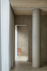 Wellness centrum lázní Aurora v Třeboni, Plus One Architects: V přízemí se chodí hlavně na parní procedury, masáže a taky na Knaippův chodník.