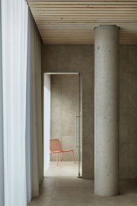 Wellness centrum lázní Aurora v Třeboni, Plus One Architects: V přízemí se chodí hlavně na parní procedury, masáže a taky na Knaippův chodník.
