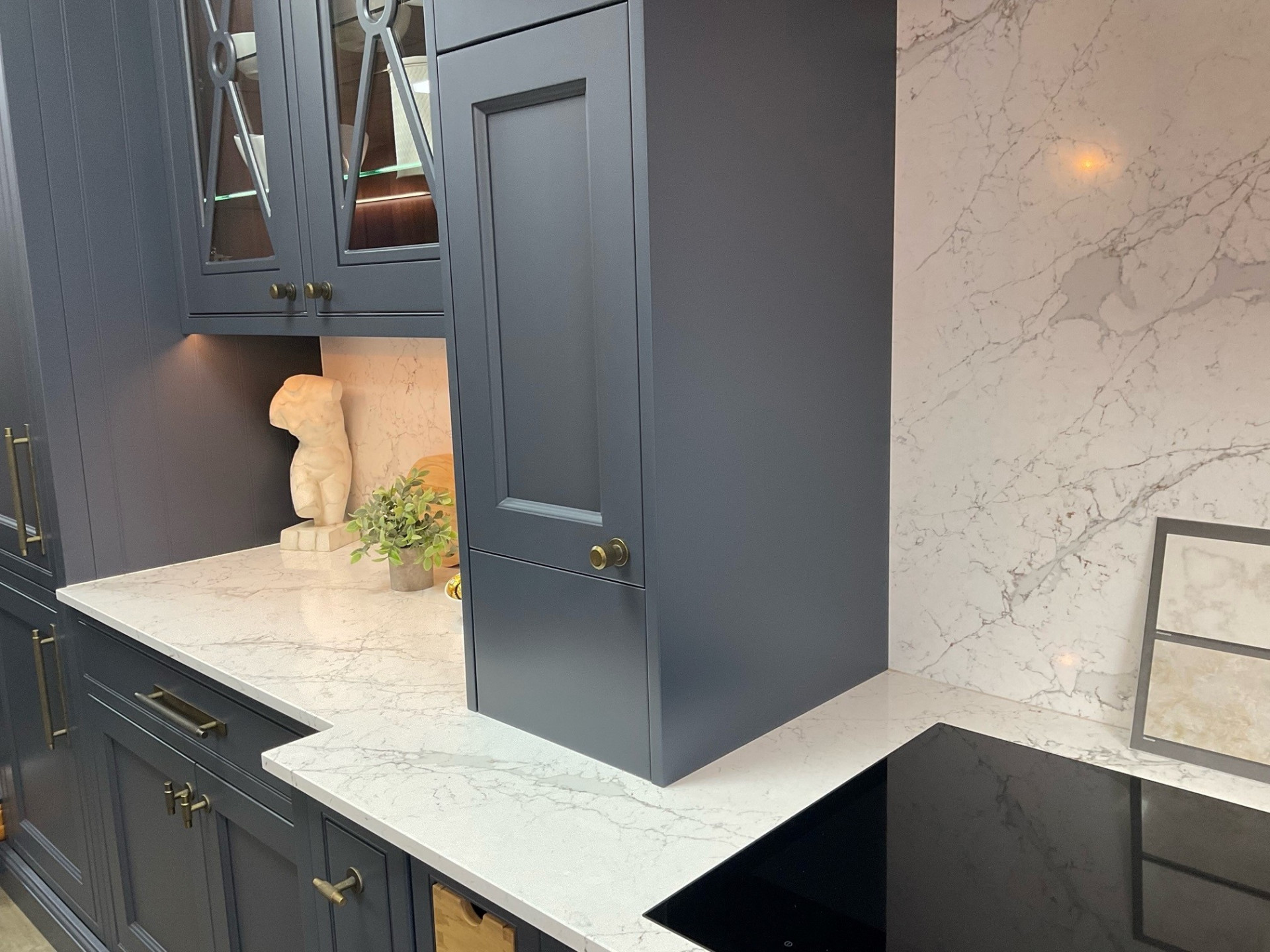 Leštěný tvrzený kámen Calacatta Olympos od TechniStone.