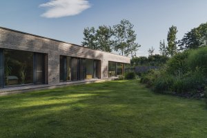 Dům využívá přírodní materiály s minimální ekologickou stopou. (Vila nad vodou, 3AE)