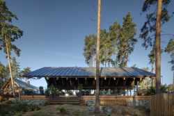 Chata má rozměrné prosklení. (Chata Spiegelbaude, A1 architects)