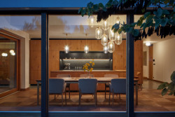 Interiéry vily v Klánovicích, KURZ architects: Obývací pokoj srůstá s jídelnou a kuchyní, světlo dovnitř proudí francouzskými okny