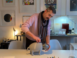 Designér Antotnín Tomášek s modelem trofeje