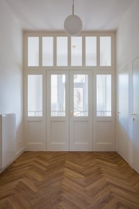 Stěna odděluje vstupní halu od malého ateliéru. (Rekonstrukce bytu v Praze, BY architects)