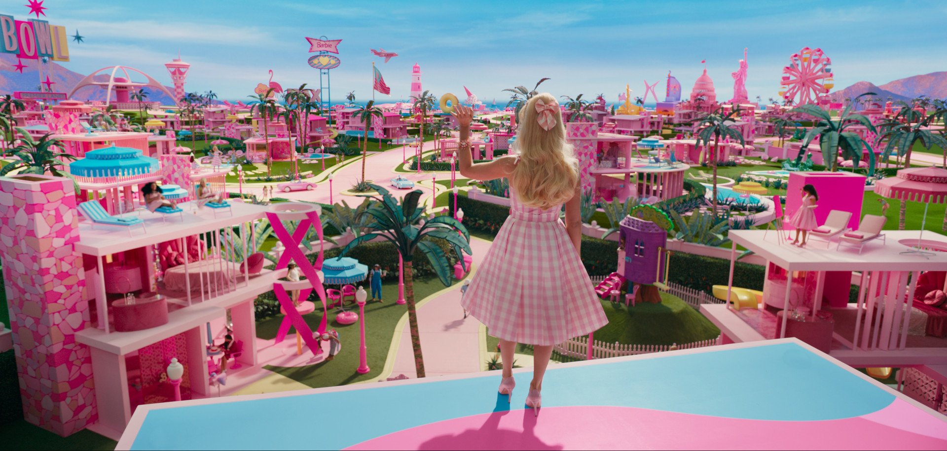 Růžová je v Barbie Landu úplně všude. Věděli jste, že se jeho tvůrci měli inspirovat architekturou Richarda Neutry?