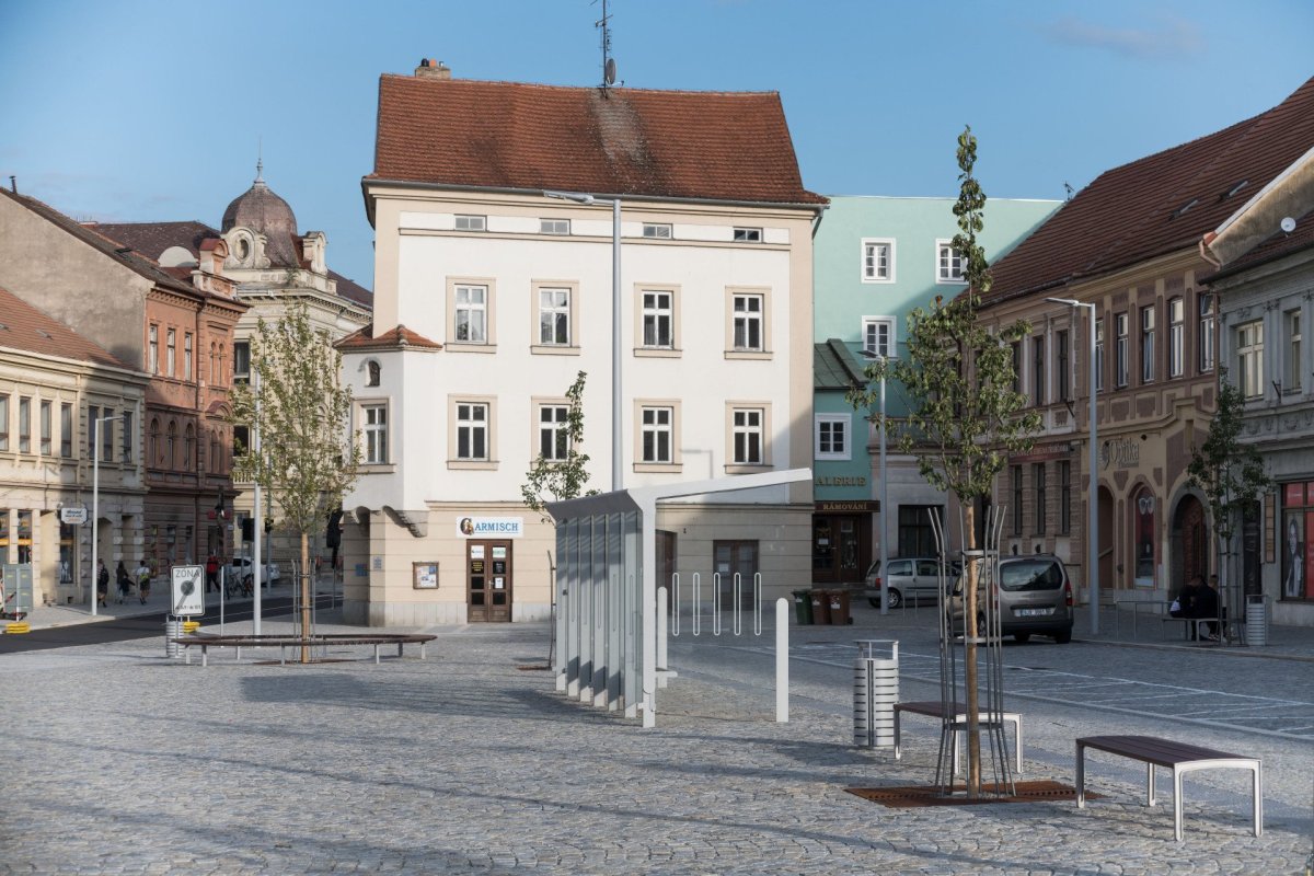 Rekonstrukce náměstí v Třebíči, Atelier RAW: Je tu i místo pro zastavení autobusu.