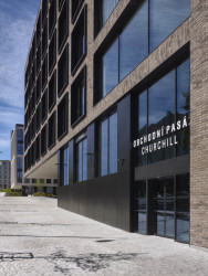 Jakub Cigler Architekti realizovali nárožní administrativní budovu na náměstí W. Churchilla s cihlovou fasádou