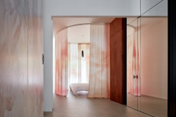 Dalším uměleckým dílem jsou závěsy od Lindy Kaplanové (Byt v Praze, ateliér Malfino)