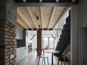 Původní materiály s novými vytvářejí vizuální mozaiku. (Nástavba Harfa; matěj šebek architekti)