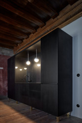 V interiéru převládají tmavé a tlumené barvy.