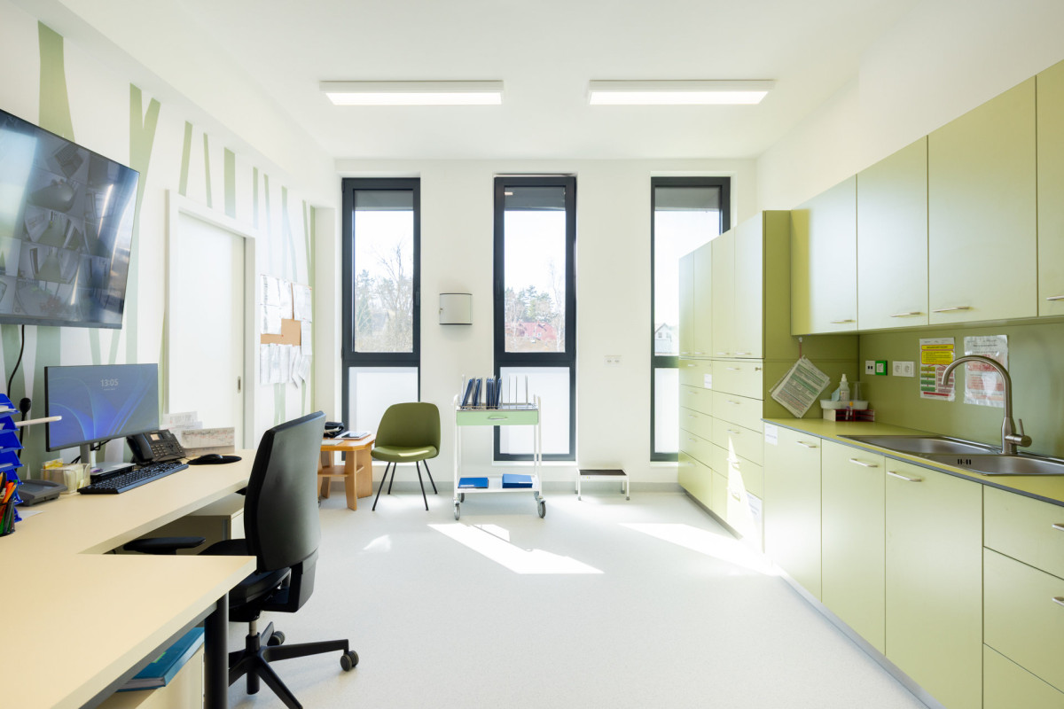 Zázemí lékařů (Pavilon psychiatrie v Ostrově od KOMA MODULAR; interiéry petit atelier)