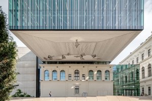 Správně navržené a realizované interiéry vzdělávacích institucí jsou klíčem ke zdravému prostředí, které přímo ovlivňuje celkovou kvalitu vzdělávacího procesu a má významný dopad na duševní a fyzické zdraví studentů a zaměstnanců školy.