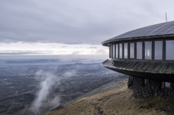 Vysokohorská meteorologická observatoř na Sněžce byla realizována podle návrhu Witolda Lipińského mezi lety 1968 a 1974.