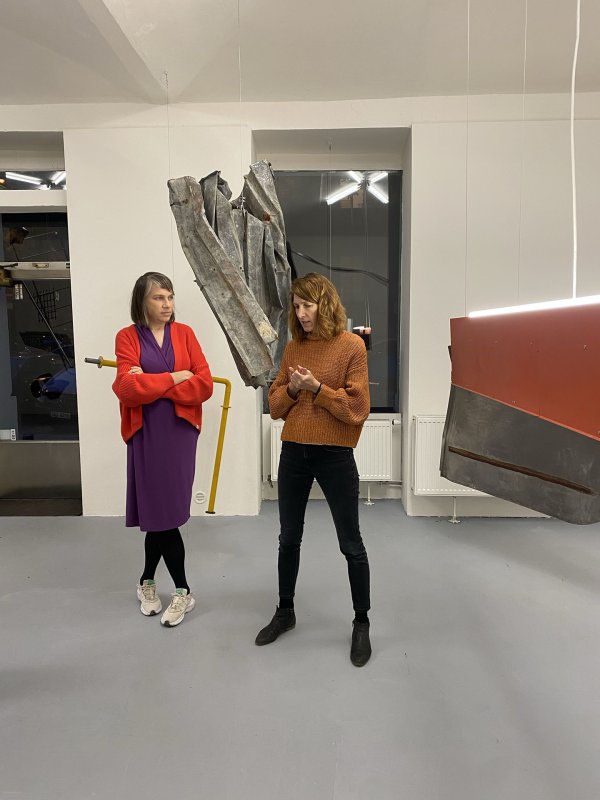 Galeristky Irena Lehkoživová a Bára Špičáková v galerii Viper