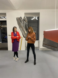 Galeristky Irena Lehkoživová a Bára Špičáková v galerii Viper