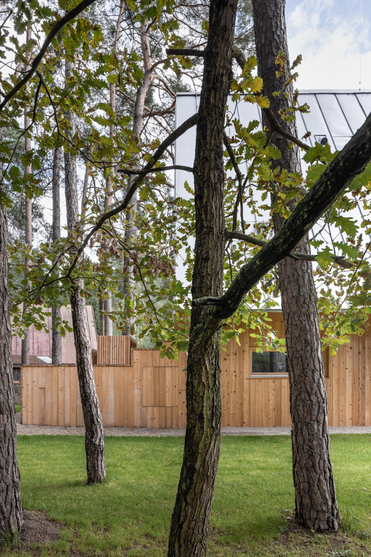 Architekti Martin Maňo a Tomáš Amtmann navrhli na břehu slovenské vodní nádrže Horná Studená Voda dřevěnou chatu