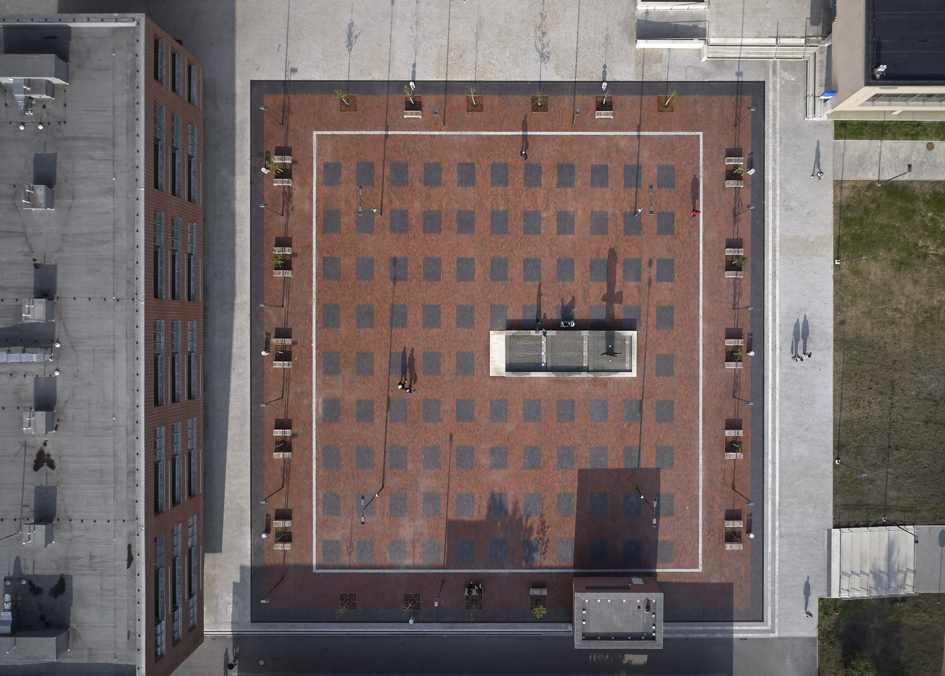 Náměstí 28. října v Orlové, Atelier RAW: V Orlové mají nové náměstí a městský bytový dům. Obojí je červeno-černé, barvy jsou i na znaku města, stejně jako orlice, která je na náměstí ztvárněná sochou