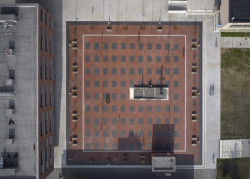 Náměstí 28. října v Orlové, Atelier RAW: V Orlové mají nové náměstí a městský bytový dům. Obojí je červeno-černé, barvy jsou i na znaku města, stejně jako orlice, která je na náměstí ztvárněná sochou