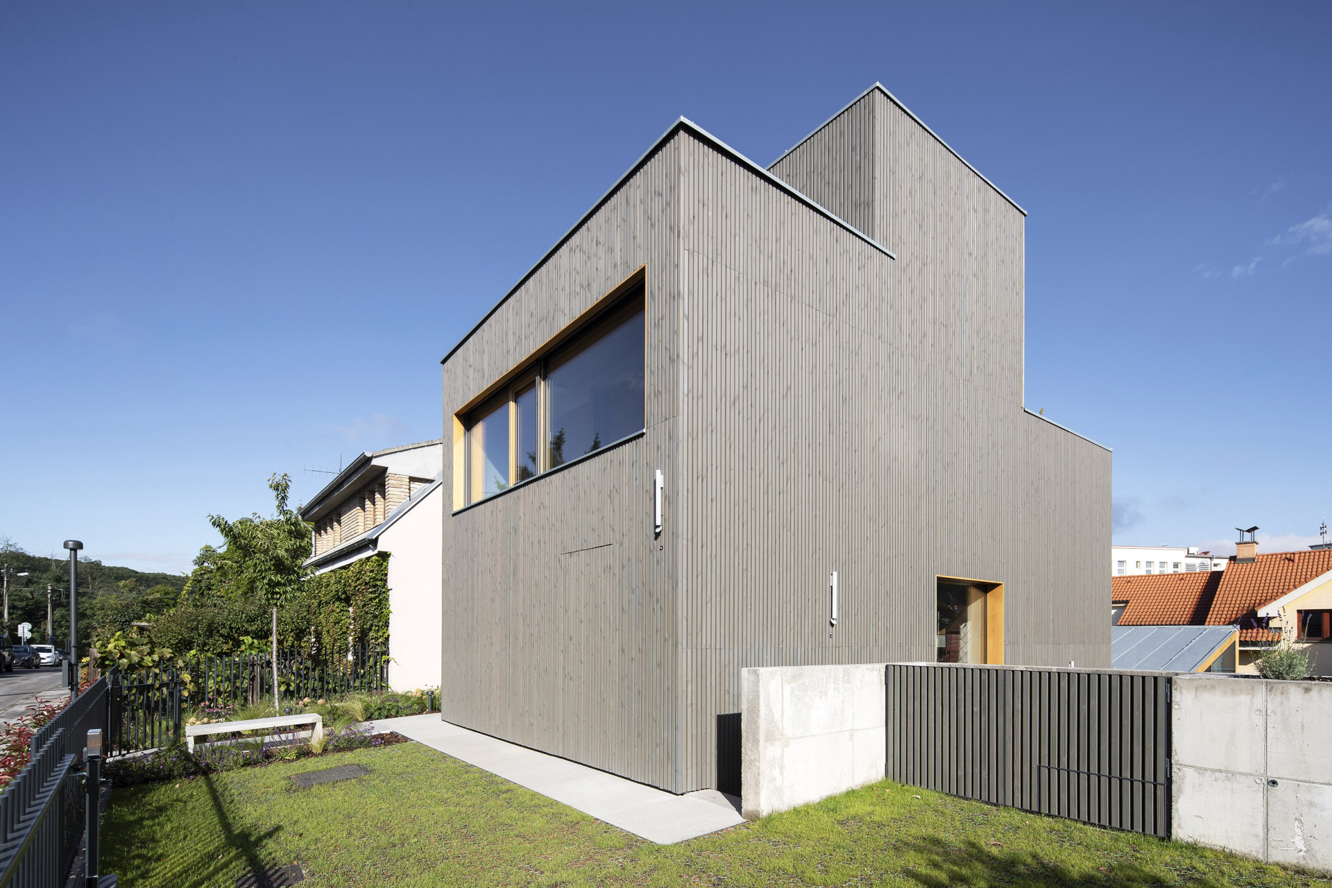 Rodinný dům Na rade, Noiz architekti: Dům propojuje dvě výškové úrovně pozemku