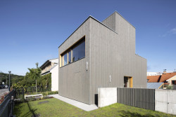 Rodinný dům Na rade, Noiz architekti: Dům propojuje dvě výškové úrovně pozemku