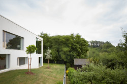 Rodinný dům ve svahu, masparti