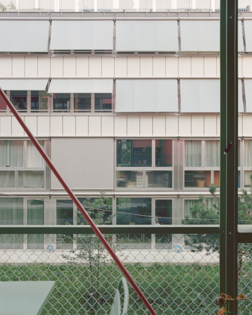 Na prostranství kolem domu se odehrávají akce jako sousedské swapy oblečení. (Komunitní bydlení v bývalé industriální zóně; Clauss Kahl Merz Atelier)