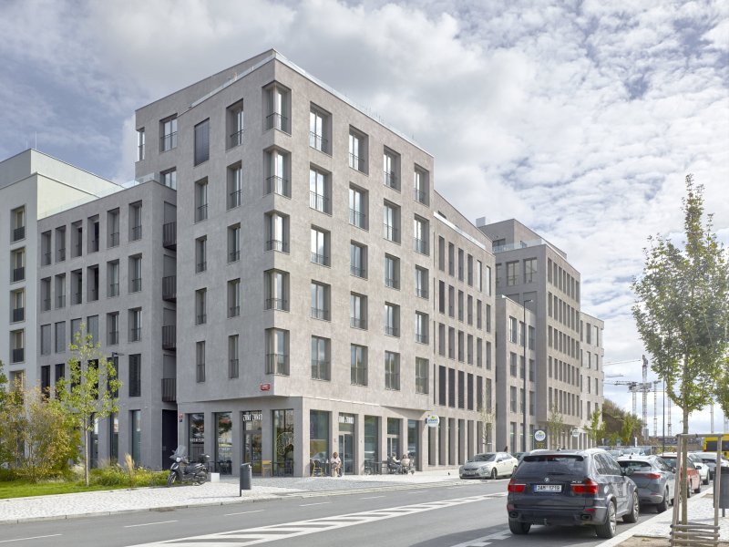 Nová nárožní budova rezidenčního bydlení na Smíchově. (Bydlení na brownfieldu smíchovského nádraží; Chalupa architekti a partneři)