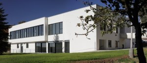 Mjölk architekti proměnili chátrající menzu v Ústí nad Labem na Dům umění
