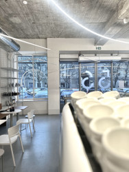 Proto je kavárna inspirovaná moukou a má industriální charakter.

