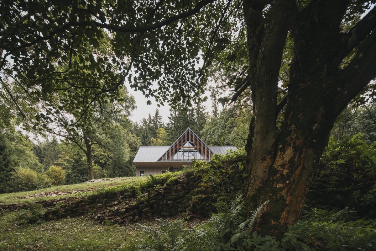Chalupa ve Strážném je citlivě zasazena do krkonošské krajiny a přirozeně navazuje na charakter místa. (Chalupa ve stráni; Mimosa Architekti)