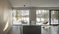 Nedaleko švédského Göteborgu stojí Villa Jägersro. V ní si mladá rodinu užívá výhledů na jezero a okolní přírodu.