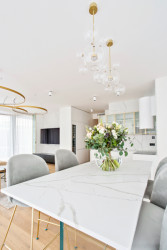 Kombinace bílé a zlaté působí harmonicky a dodává místu punc luxusu.