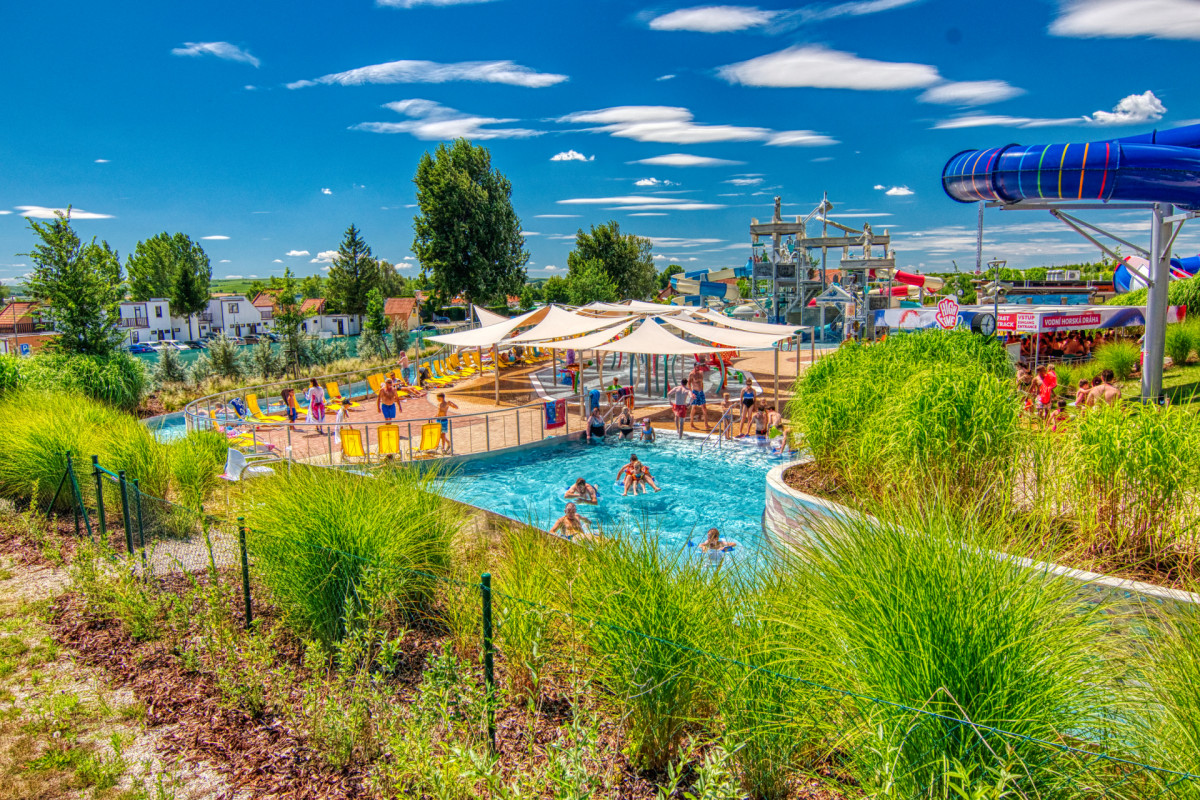 Líná řeka v areálu Aqualand Moravia nabízí klidovou vodní zónu určenou k relaxaci.