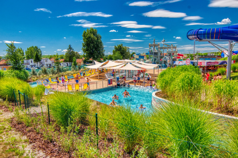 Líná řeka v areálu Aqualand Moravia nabízí klidovou vodní zónu určenou k relaxaci.