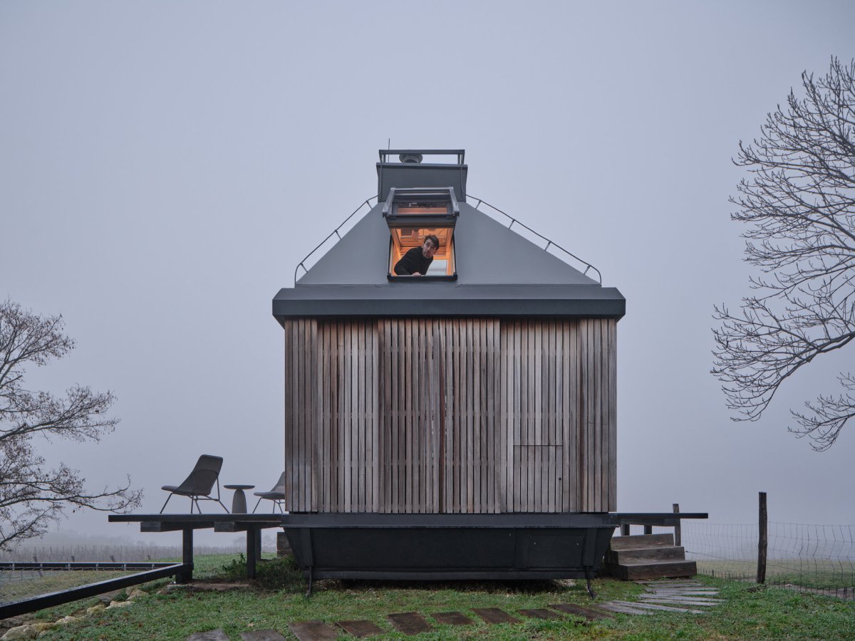 Koupelna za zavřenou okenicí (Domek ve vinici; Ark-Shelter, Archekta)
