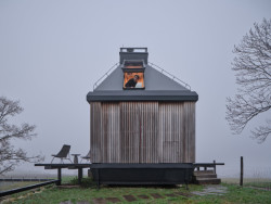 Koupelna za zavřenou okenicí (Domek ve vinici; Ark-Shelter, Archekta)