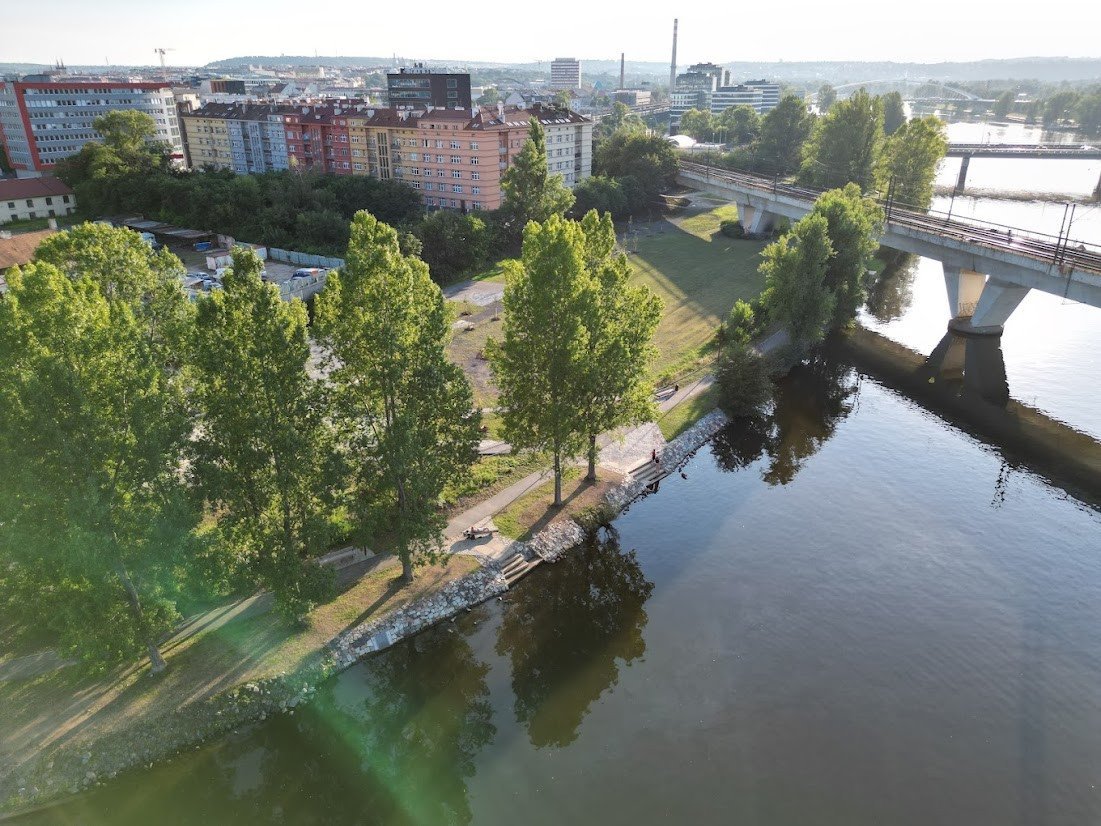 V pražských Holešovicích vznikl nový park podle návrhu architektů z krajinářského studia YYYY.