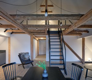 V apartmánu (Centrum Hořec; ADR)