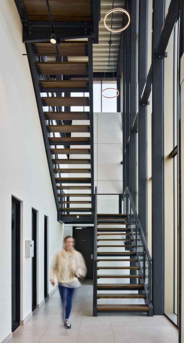 Sportovní hala ETB Sombroek ve městě Edam-Volendam v Nizozemsku od studia Kuiper Steur Architecten