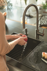 Celonerezová antracit baterie FC 0045 EOS NEO (technologie PVD), dávkovač saponátu ATLAS NEO v provedení celonerez antracit