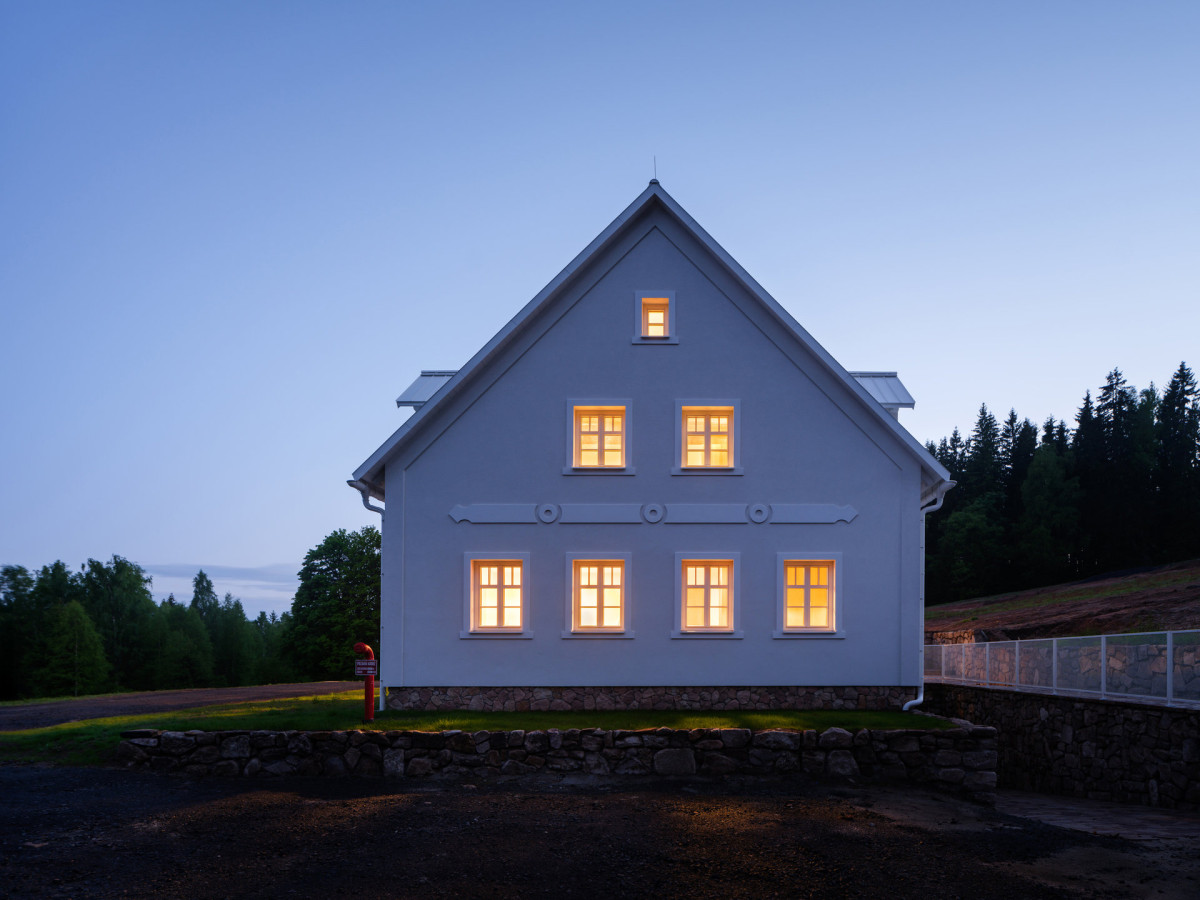 Rekonstrukce původního stavení pomohla vrátit místu život. (Zářivý sudetský dům; No Architects)