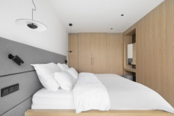 Architekti Hana Davidová a Michal Narovec ze studia Flat White dali vyniknout osvětlení značky Delta Light v minimalistickém interiéru rodinného domu