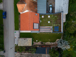 Dům se rozšiřoval směrem do zahrady. (Rodinný dům v Křenovicích, ika.architekti)