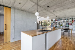 Dům ve Zlíně dokazuje, že i na svahu může být pohodlný dům se snadným přístupem na zahradu.