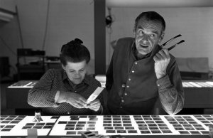 Festival Film a architektura pořádaný spolkem KRUH, dokument o designérech manželech Eamesových. Foto z roku 1968.