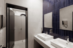 Ve Veselí nad Moravou vzniklo nové Bistro Dog in Dock podobající se lodi. Navrhlo ho architektonické studio Black n’Arch, postavené je z modulů.