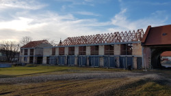 Komunitní dům pro seniory v Holasovicích, City Upgrade: Pohled na jihozápadní fasádu v průběhu výstavby