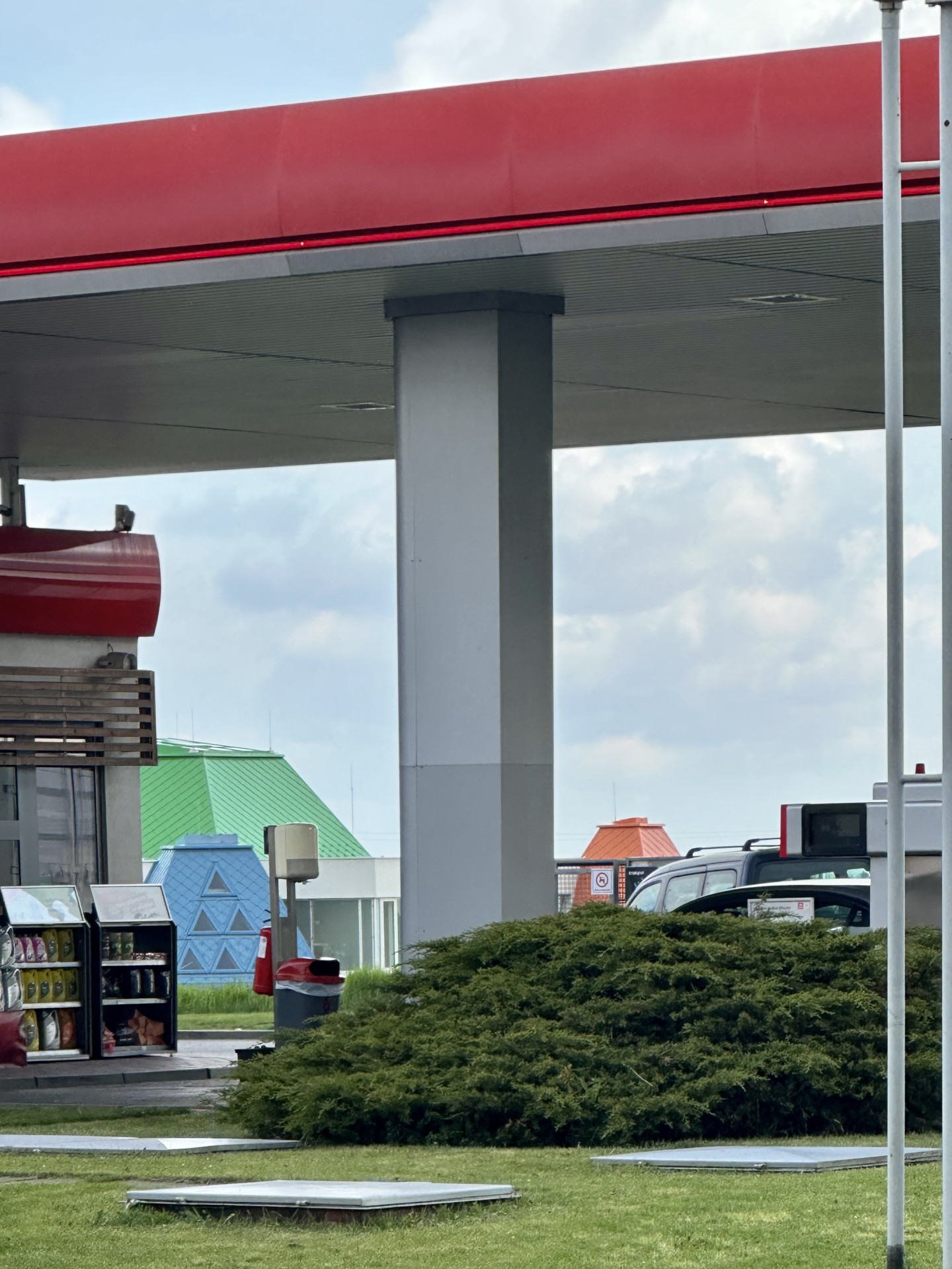 Je vidět už od silnice. Nová školka, pohled od benzinové pumpy